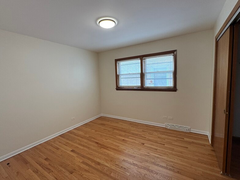 Building Photo - 2936 W Touhy Ave