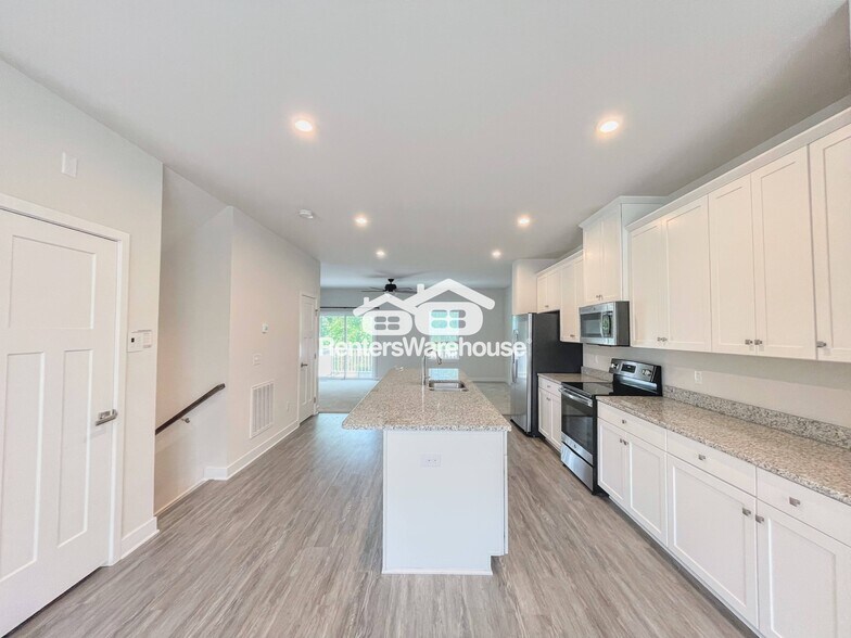 Building Photo - 930 Parley Pl