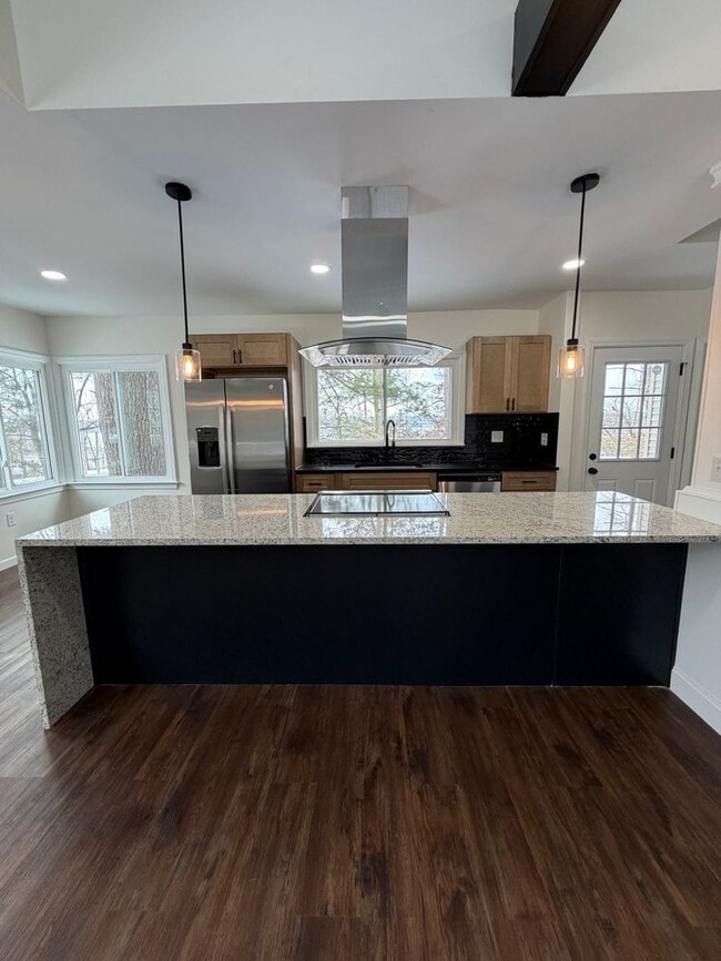 Building Photo - Beautifully Renovated 3/2 in Huge Lot