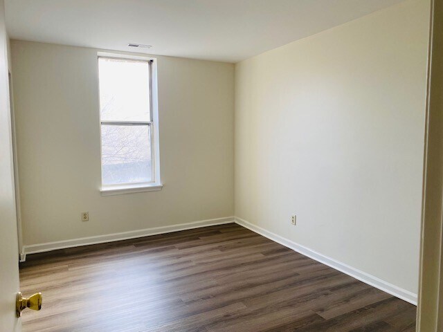 Building Photo - 1404 E Baltimore St