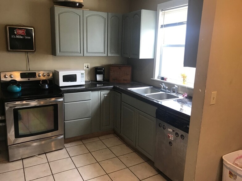 Kitchen - 419 E Lane Ave