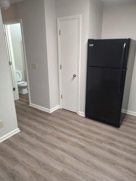 Building Photo - 210 W 17th St