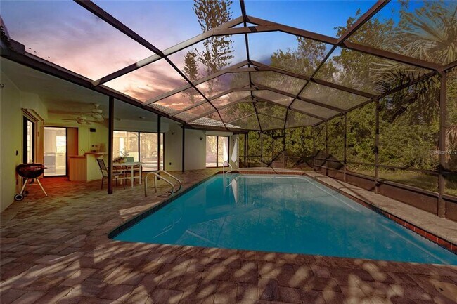 Building Photo - 904 S Doral Ln