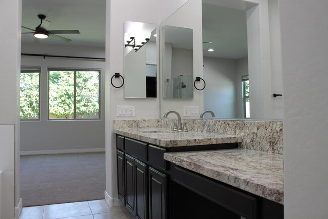 Building Photo - 3458 E Loma Vista St