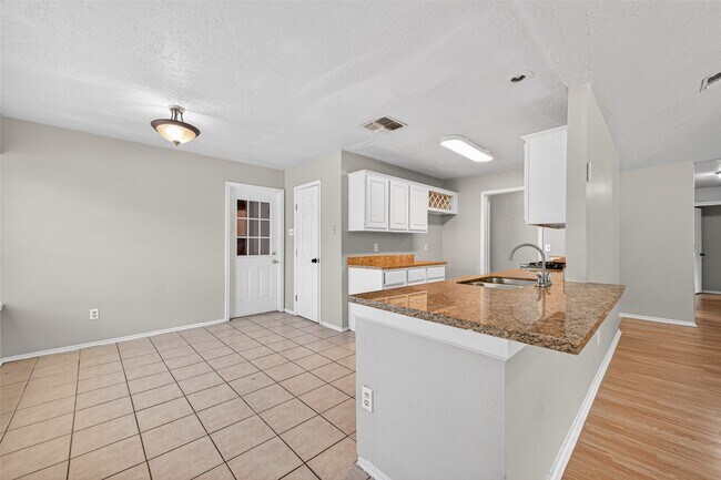 Building Photo - 2310 Woodwind Dr