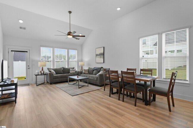 Building Photo - Wonderful Short-Term Furnished Townhome Cl...