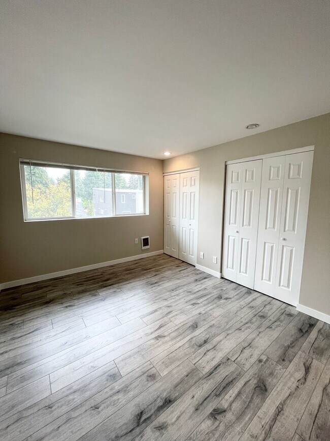 Building Photo - 14320 Roosevelt Way N