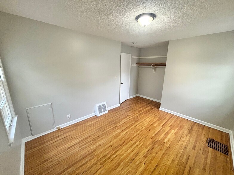 Building Photo - 2837 Virginia Ave S
