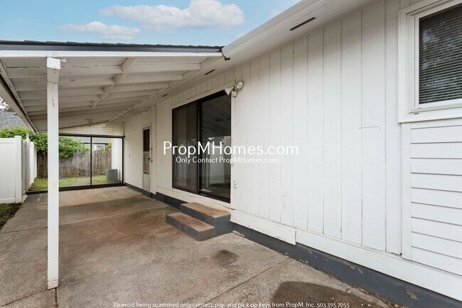 Building Photo - Updated Three Bedroom Home in Oregon City!