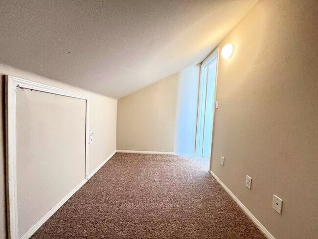 Building Photo - Wonderfully two-story single-family property