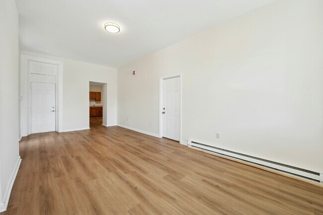 Building Photo - 109 W Queen Ln