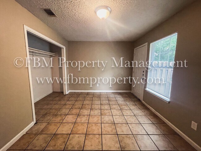 Building Photo - 2533 W Sycamore Ave