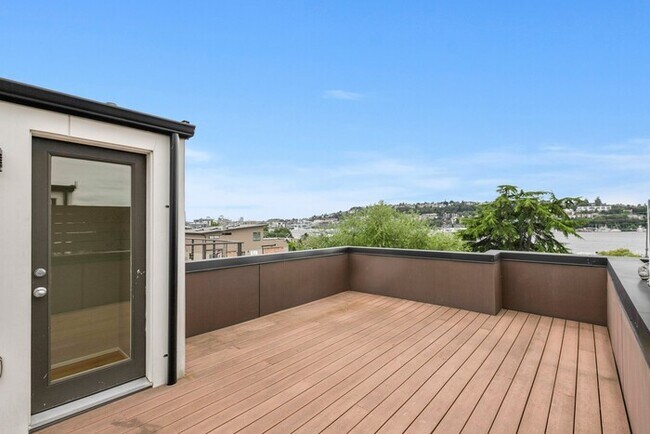 Building Photo - Gorgeous VIEW Townhome w/ 2 Master Suites in Coveted Eastlake