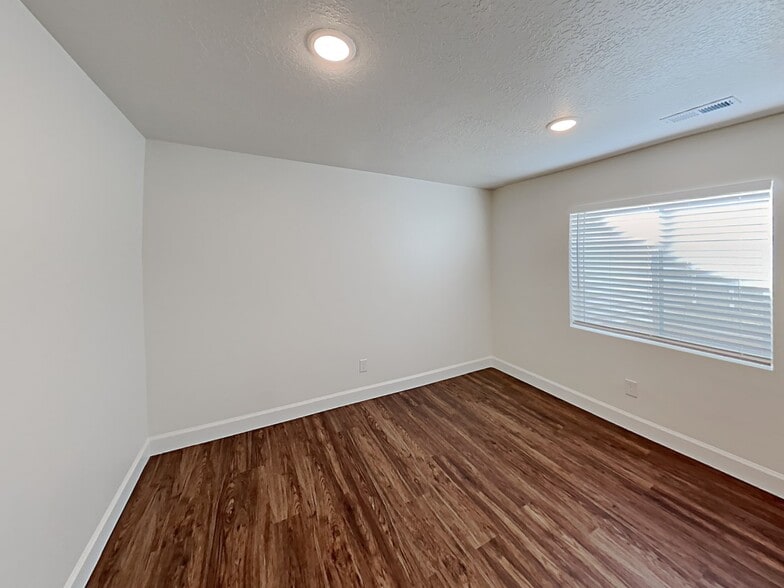 Building Photo - 1288 N Rickshaw Ln