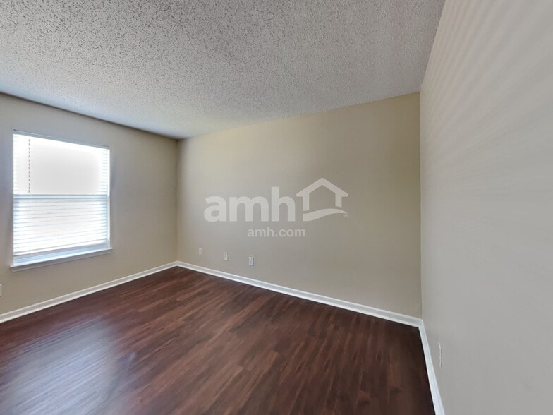 Building Photo - 2185 Shadowbrook Dr