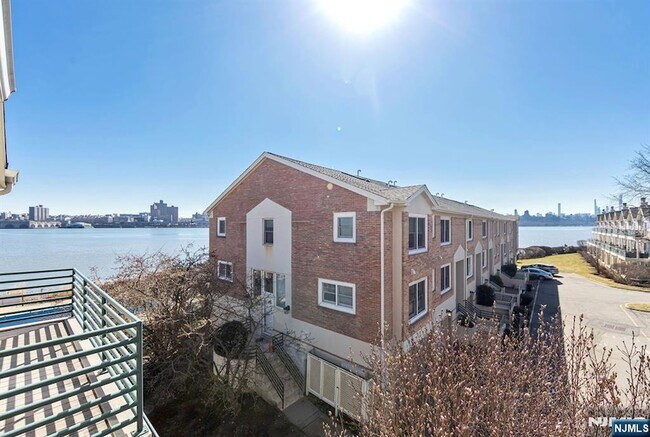 Building Photo - 16 Grand Cove Way