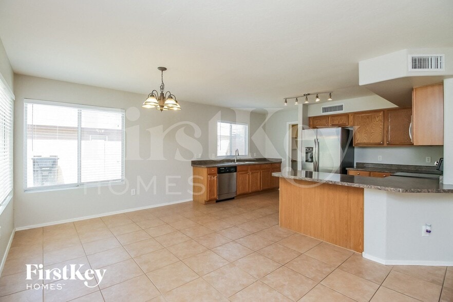 Building Photo - 3941 E Esplanade Ave