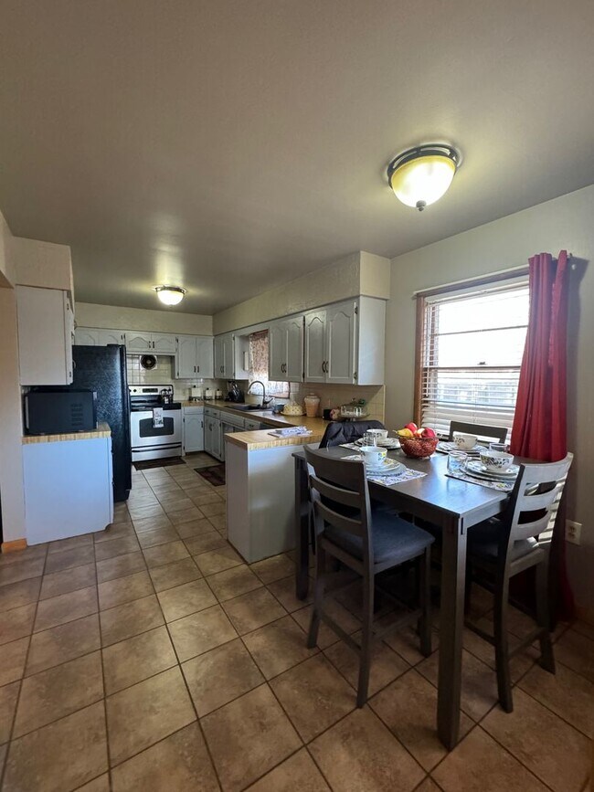 Building Photo - Spacious 3 Bedroom Home Available Early January!