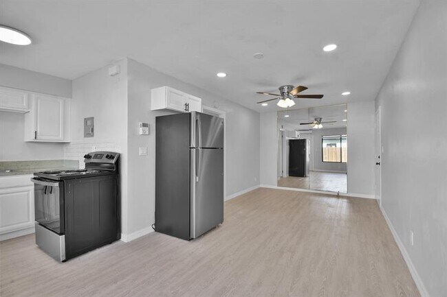 Building Photo - 6101 NW 9th Ct