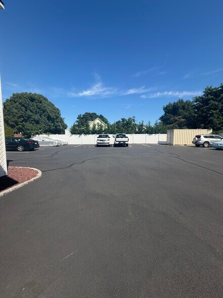 Building Photo - 304 N Wellwood Ave