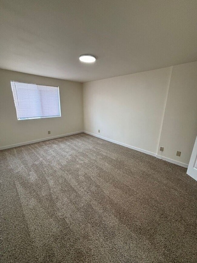 Building Photo - Madronas Duplex