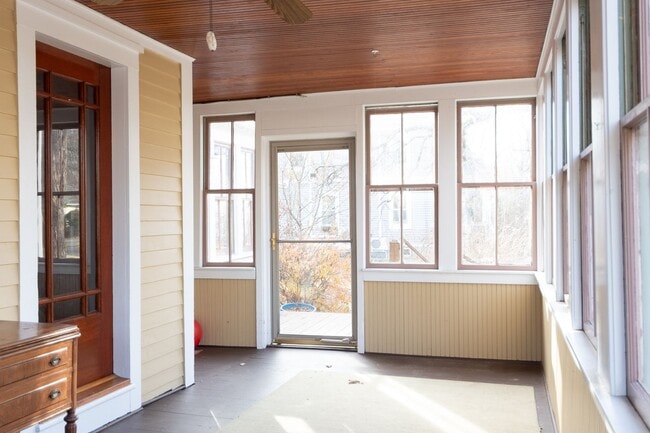 Building Photo - 4 Bedroom house conveniently located in Florence