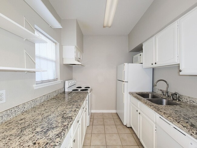 Building Photo - Prime Location in West University Area! First floor unit with open floor plan, tile floors throug...