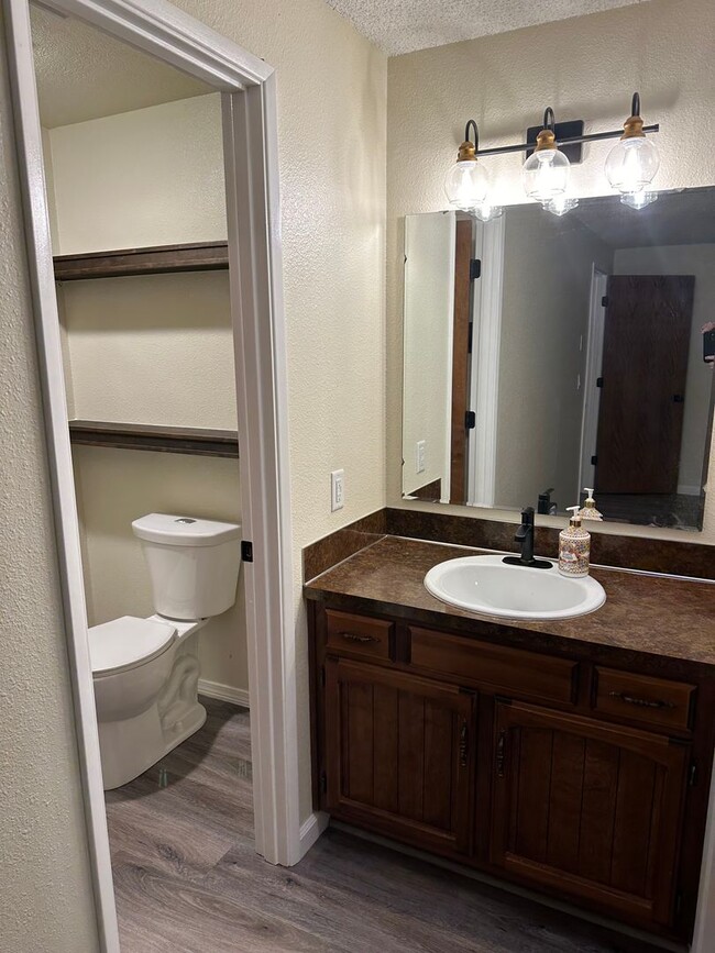 Building Photo - Beautiful 3 bedroom 2 bathroom house in a ...