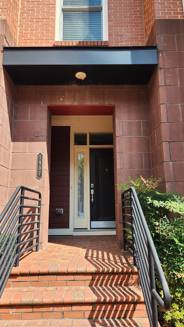 Building Photo - 3 BR Plus Den and Garage in Potomac Yard!