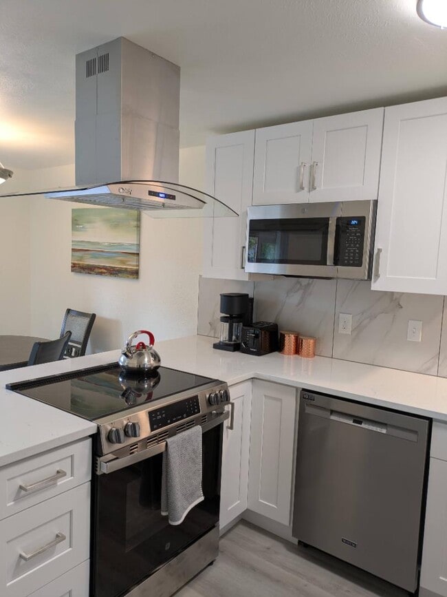 Primary Photo - 425 Manhattan Dr