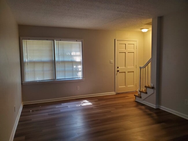 Building Photo - 2 Bedroom, 1.5 Baths Townhome in Candlewood Community.