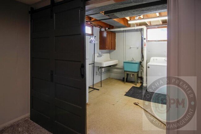 Building Photo - Convenience & Style: Your 3-Bed, 2-Bath Om...