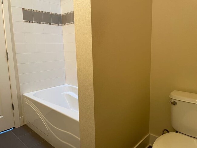 Building Photo - Light and Bright Greenwood Townhouse