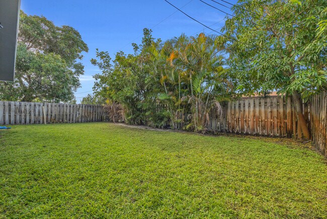 Building Photo - 1565 W 28th St