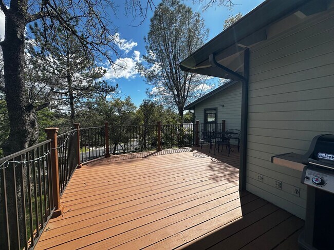 Building Photo - Spacious 4 bedroom, 3 bathroom home