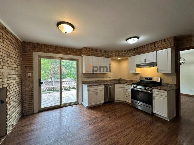 Building Photo - 334 Little John Dr