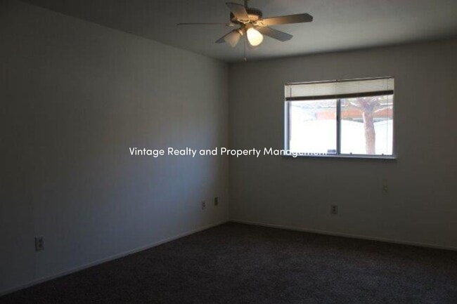 Building Photo - Back On The Rental Market Nice Single Story 3 Bedroom Home!!!