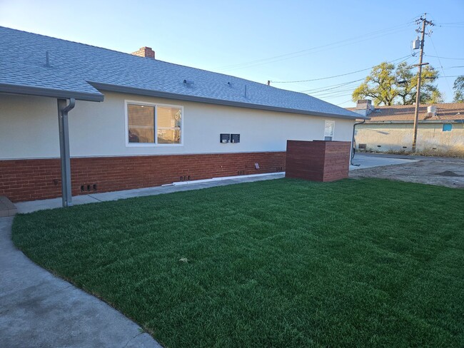 Building Photo - Large 3 bedroom 2 bath