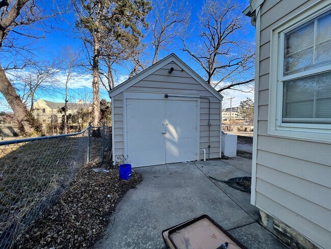 Building Photo - Beautiful 5 Bed House Perfectly Located Just 1 block from KSU!