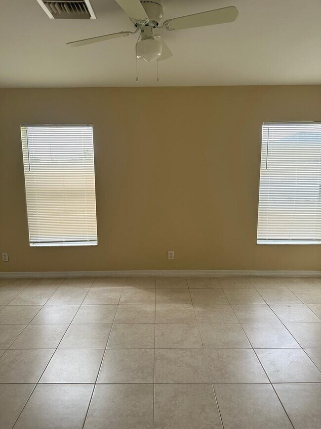 Building Photo - Spacious 3-Bed + Den Home with 2-Car Garag...