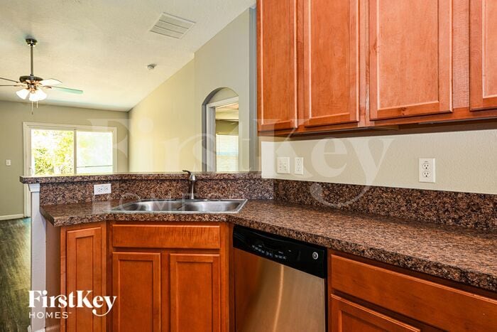 Building Photo - 403 W New England Dr