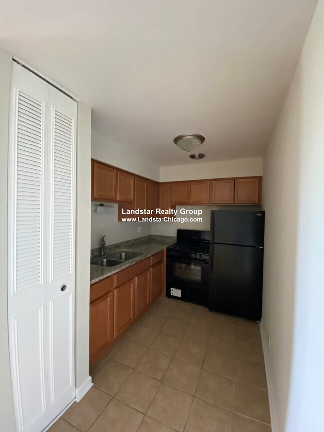 Building Photo - 5917 N Kenmore Ave