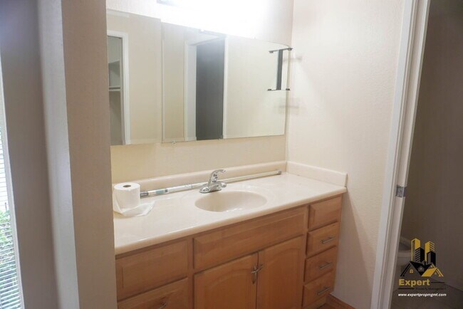 Building Photo - 5333 Primrose Dr