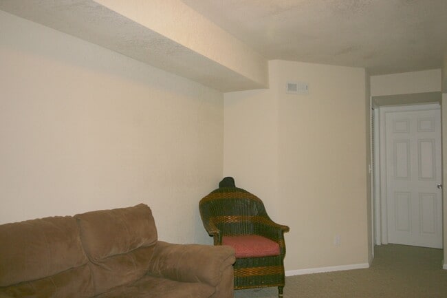 Building Photo - 423 E 6th St