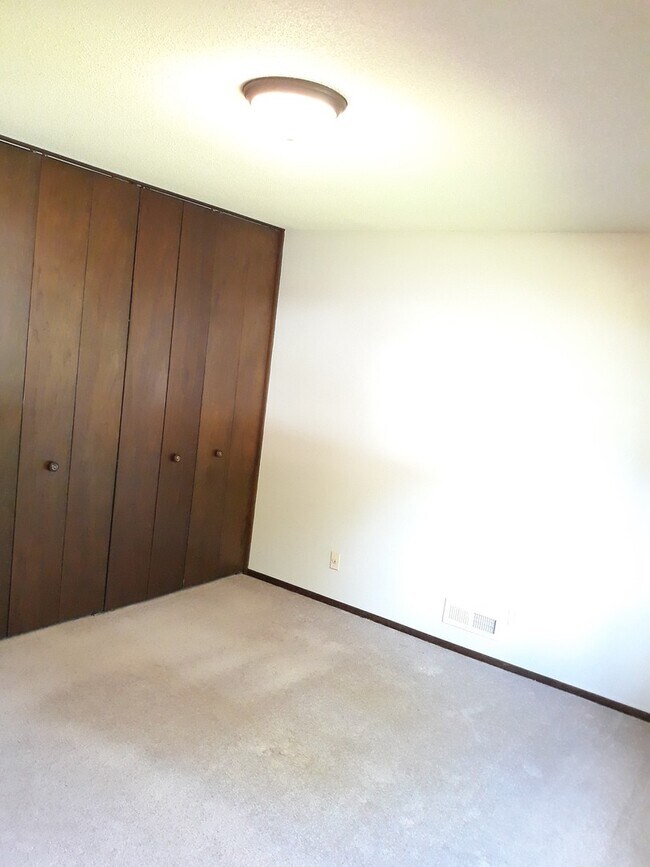 Building Photo - Great location *4Bed*2Bath home in Cottage Grove. Avail NOW.