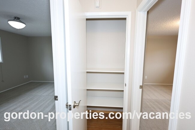 Building Photo - NE 22nd Ct - Gresham 4 bedroom split level home