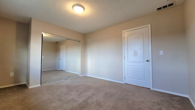 Building Photo - Gorgeous Split Level with Fenced Backyard