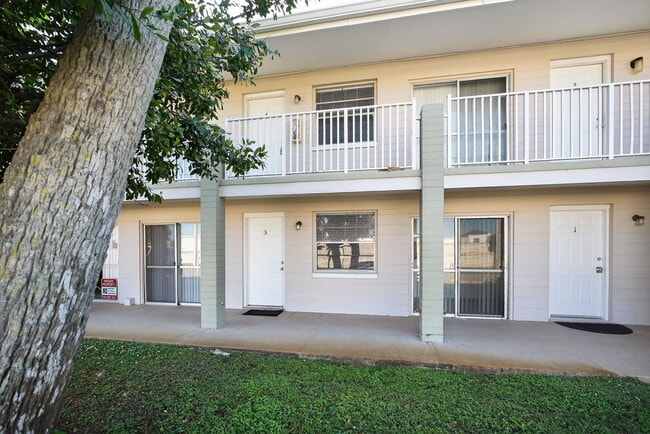 Building Photo - 2417 N Oleander Ave