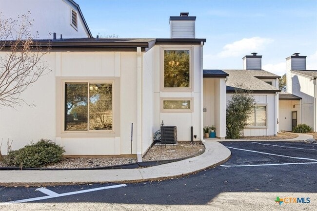 Building Photo - 1135 Parkview Dr