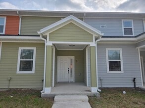 Building Photo - Eagle Trace Townhomes | 3BR/3.5BA | 2.3 Miles to UF– New Construction